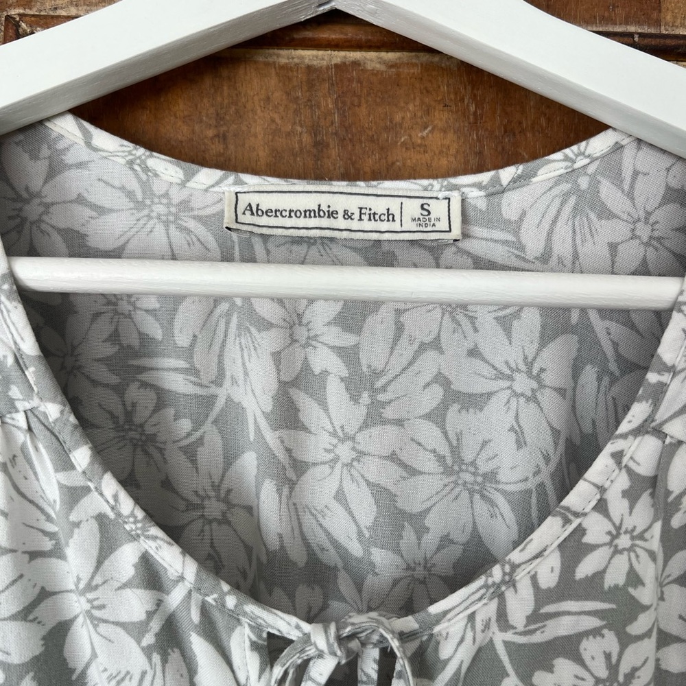 Abercrombie & Fitch Gray Floral Top - Picture 2 of 6